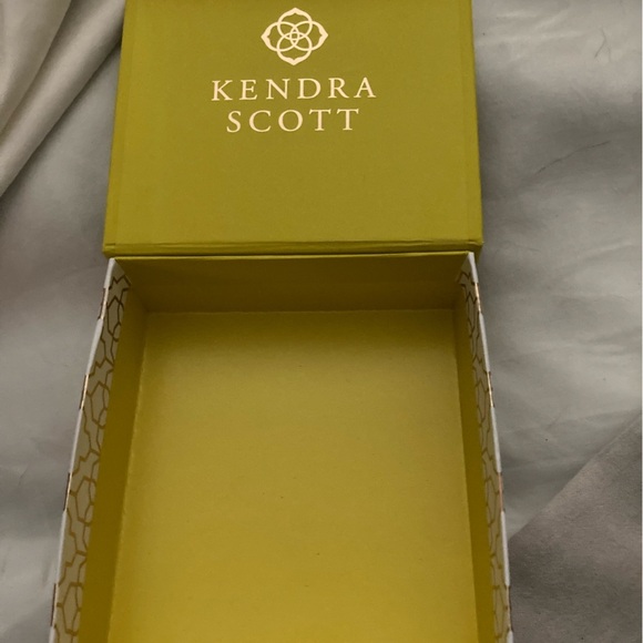 Kendra Scott Silver and White Bar Necklace with Box and Dust Bag NWT Think 🎄🌲🎅🎁 - Picture 4 of 6